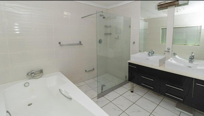 4 Bedroom Property for Sale in Langenhovenpark Free State